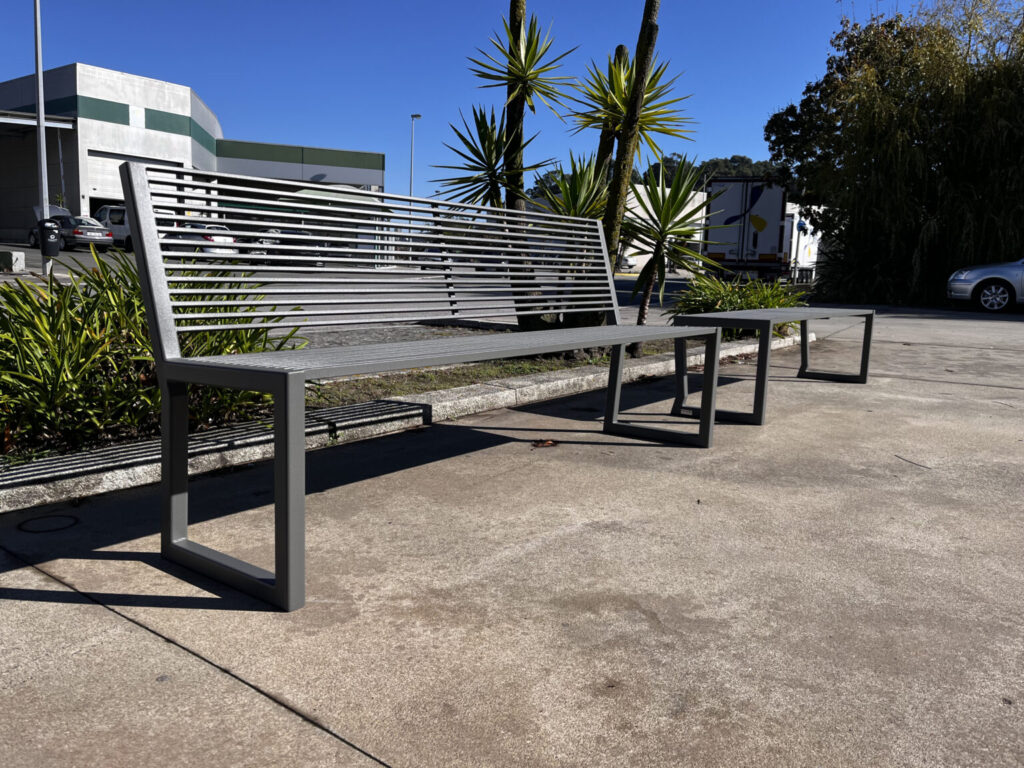 Banc Miuz en fonte de fer, protégé contre les intempéries par métallisation.