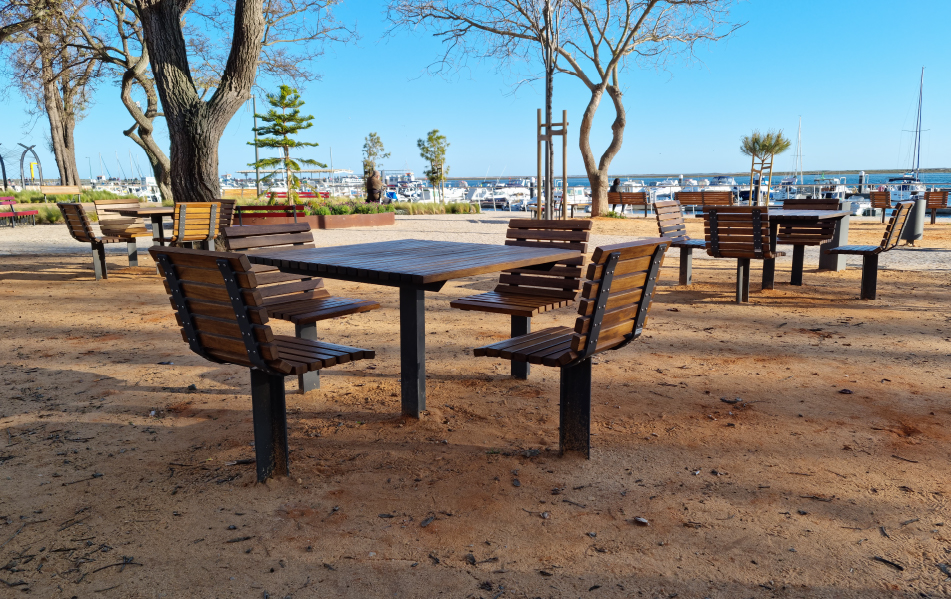 Ensemble table et chaises en fer et bois
