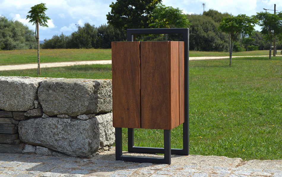 Corbeille SQUARE en fer et bois
