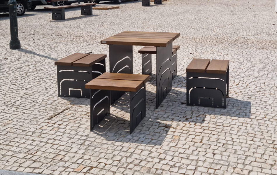 Ensemble table et chaises en fer et bois